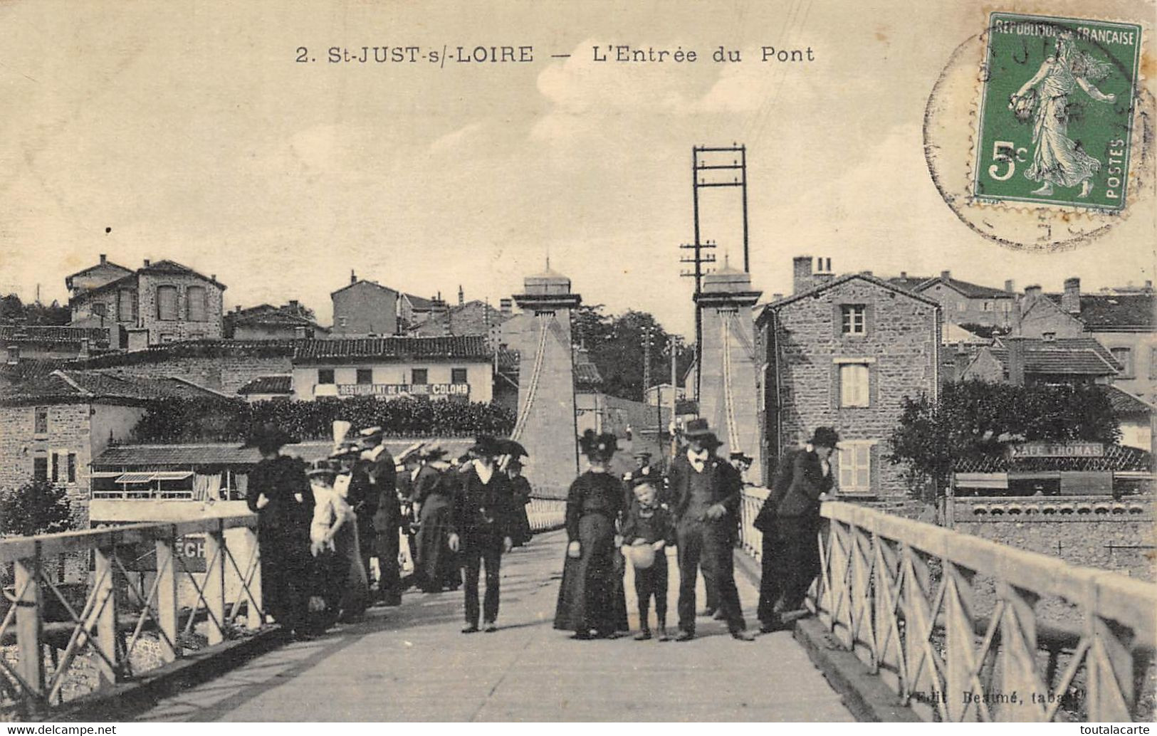 CPA 42 A COTE D'ANDREZIEUX BOUTHEON ST JUST SUR LOIRE L'ENTREE DU PONT  Animée - Andrézieux-Bouthéon