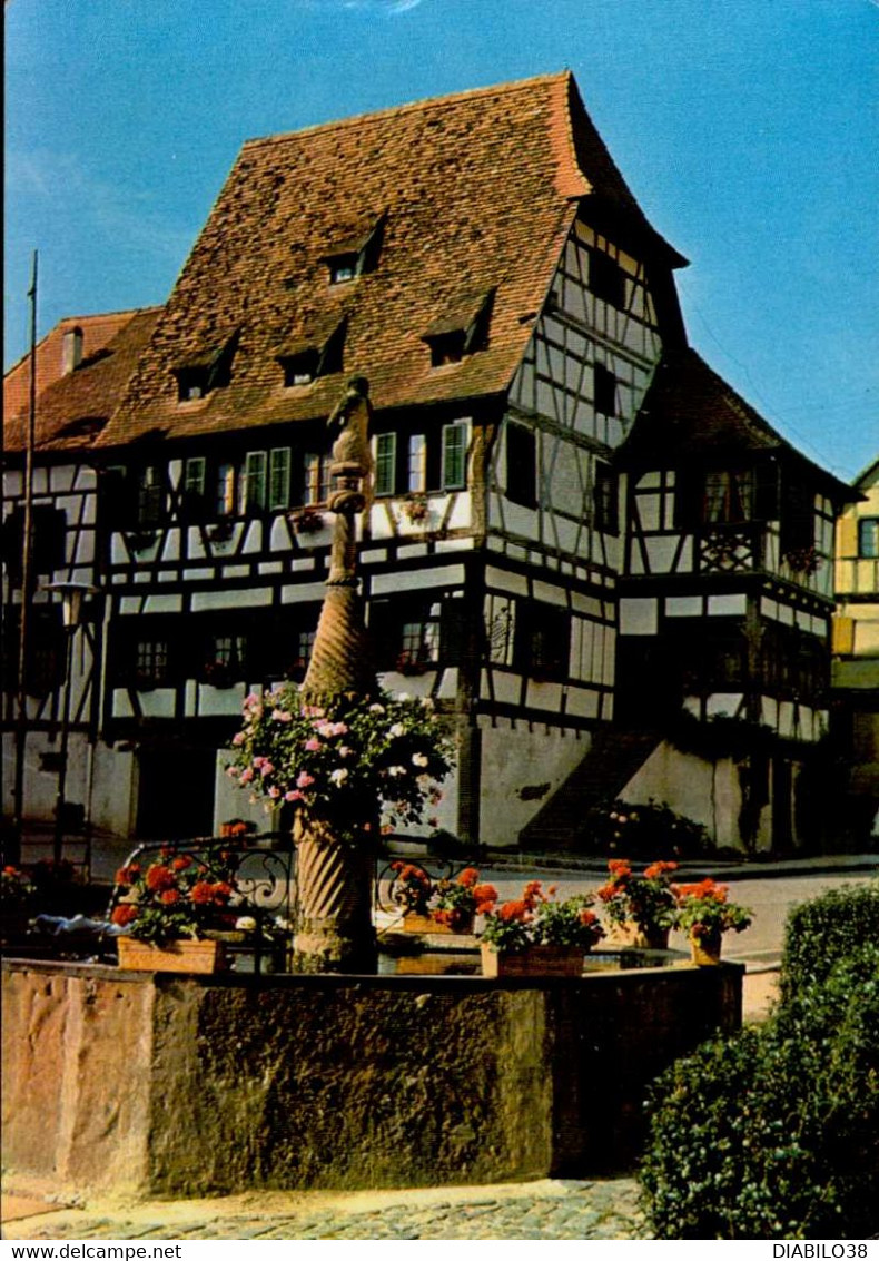 DAMBACH-LA-VILLE     ( BAS-RHIN )  FONTAINE DE L 4 Ours . Hotel De La Couronne - Dambach-la-ville