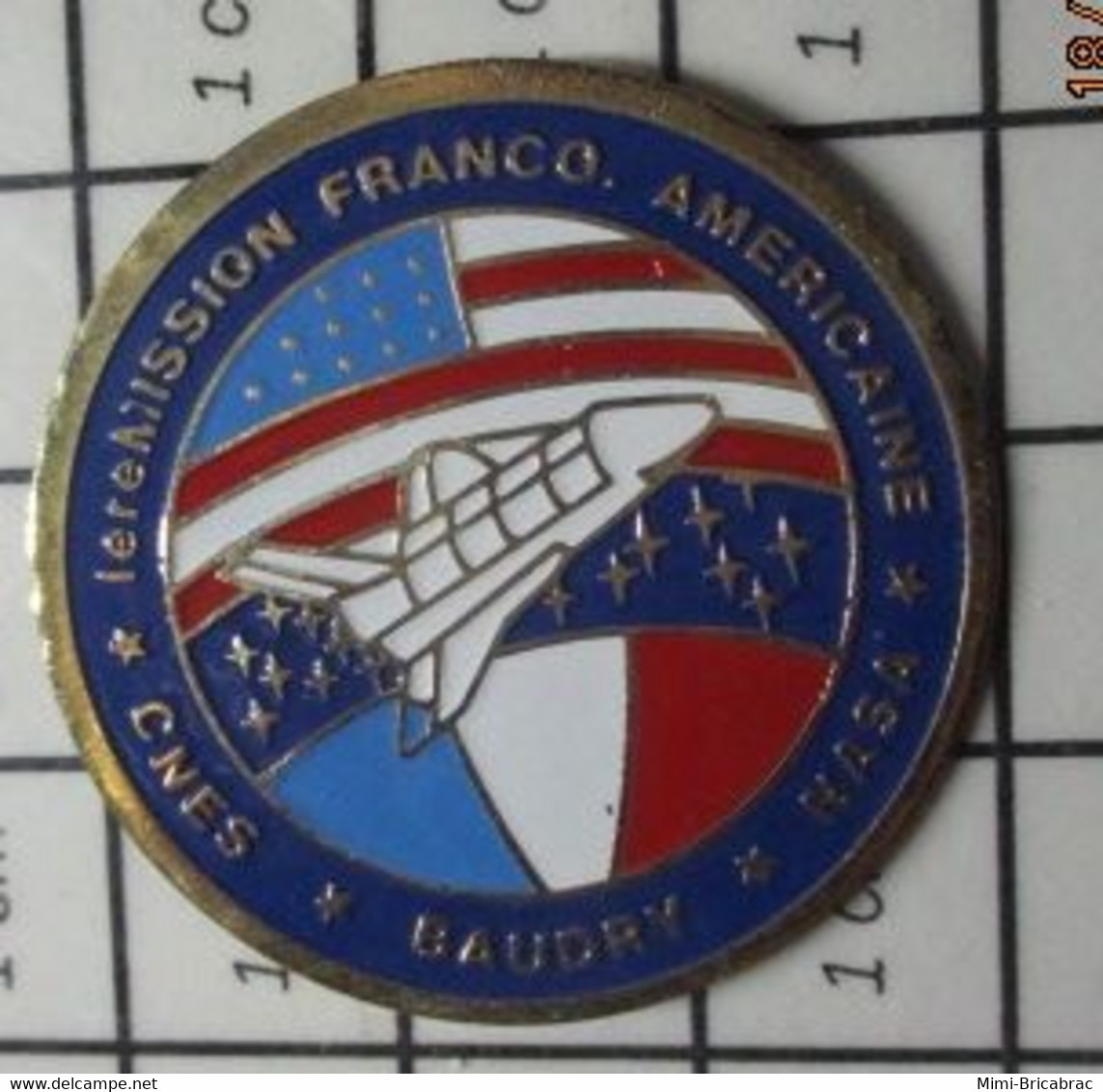 312c Pin's Pins / Beau Et Rare / ESPACE / CNES MISSION NASA NAVETTE CHALLENGER PATRICK BAUDRY - Raumfahrt