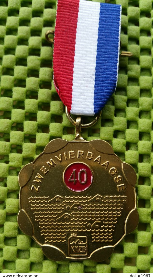 Medaille : Zwemvierdaagse K.N.Z.B. , 40 Maal Gezwommen. -  Used - 2 Scans / Foto's  For Condition.(Originalscan !!) - Natation