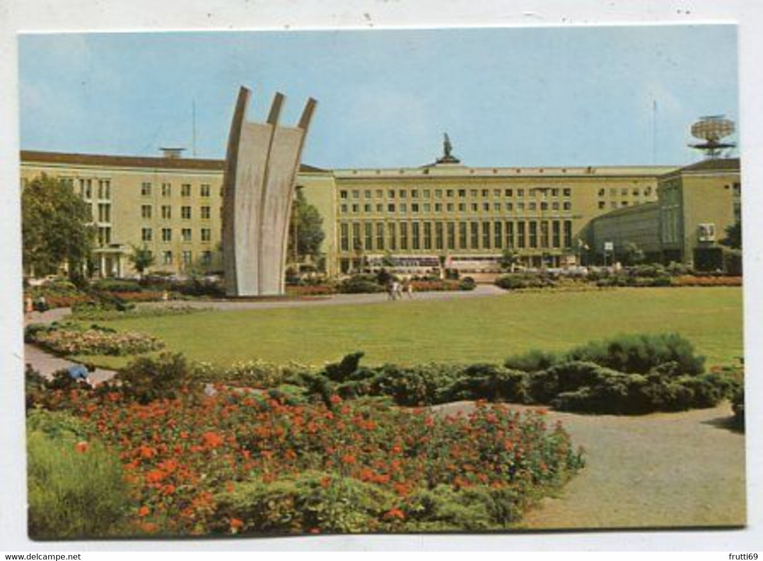 AK 116021 GERMANY - Berlin - Flughafen Tempelhof Mit Luftbrückendenkmal - Tempelhof