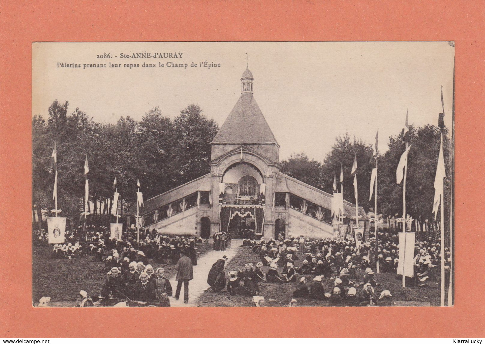 SAINTE-ANNE-D'AURAY - PELERINS PRENANT LEUR REPAS DANS LE CHAMP DE L'EPINE - NEUVE - Luoghi Santi