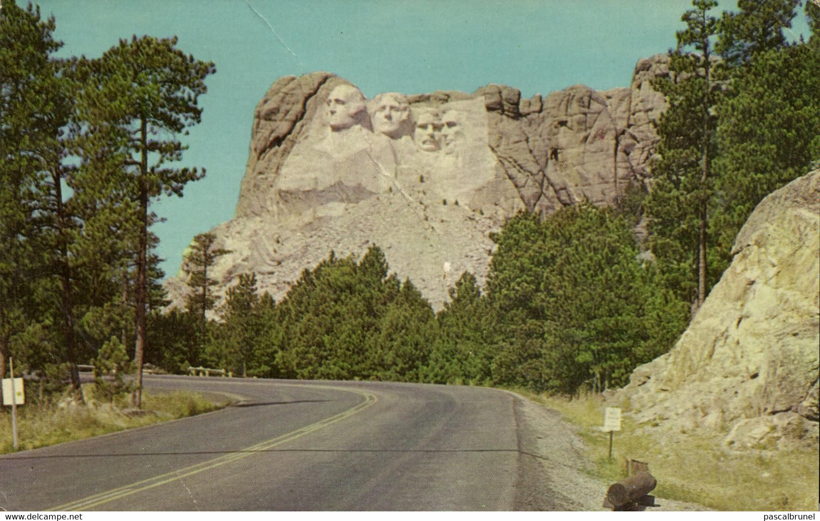 APPROACH TO MT; RUSHMORE MEMORIAL - BLACK HILLS - SOUTH DAKOTA - Mount Rushmore