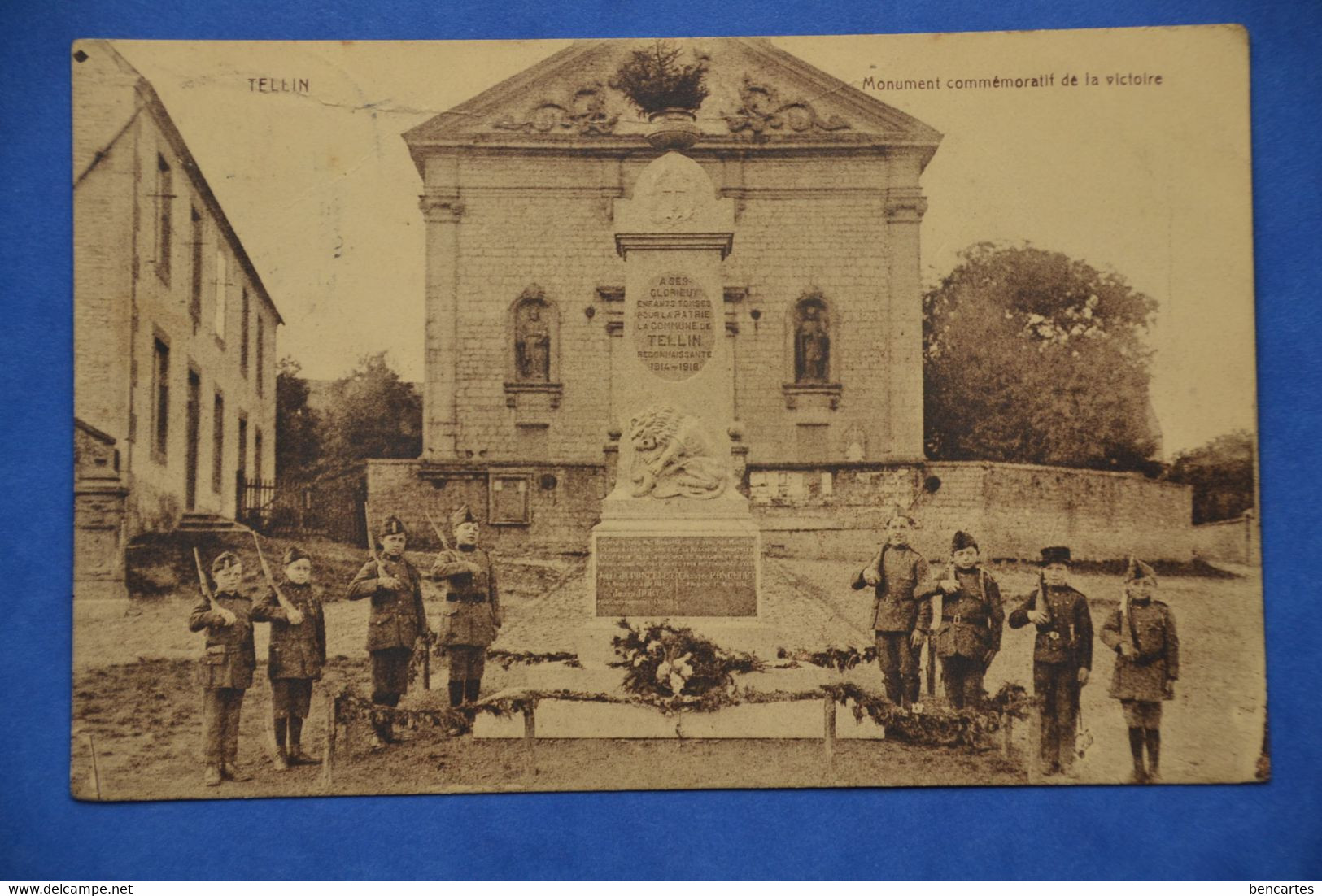 Tellin 1930: Monument Commémoratif De La Victoire Encadré Par Un Grouipe D'enfants - Tellin