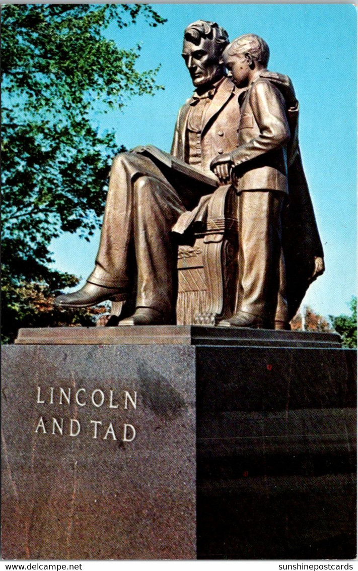 Iowa Des Moines State Capitol Grounds Lincoln And Tad Statue - Des Moines