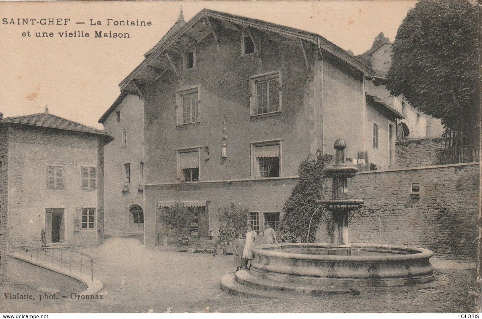 38 ST CHEF La Fontaine Et Une Vieille Maison - Saint-Chef