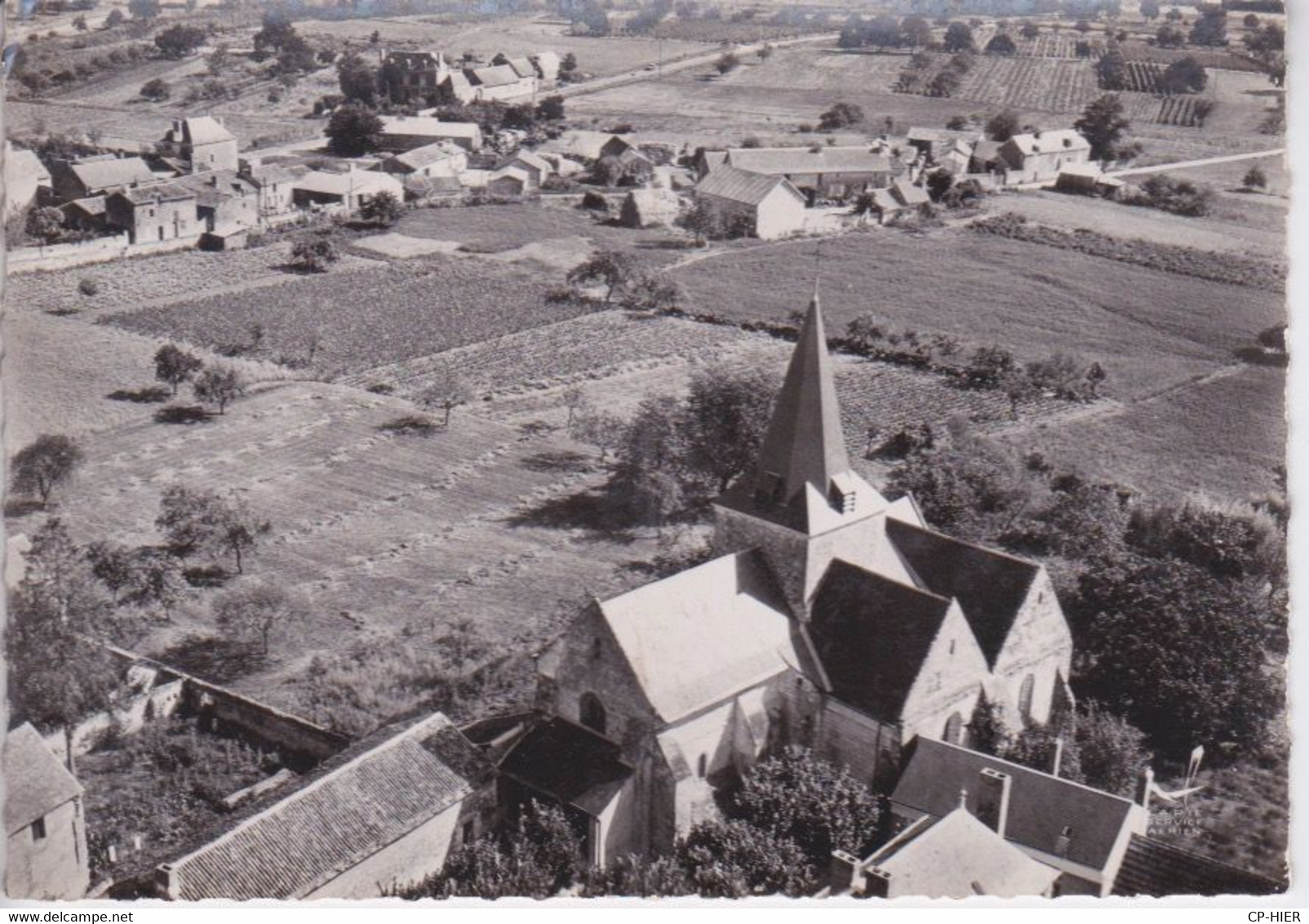 86 - SCOBRE CLAIRVAUX - VUE AERIENNE  AU DESSUS DE L'EGLISE - Scorbe Clairvaux