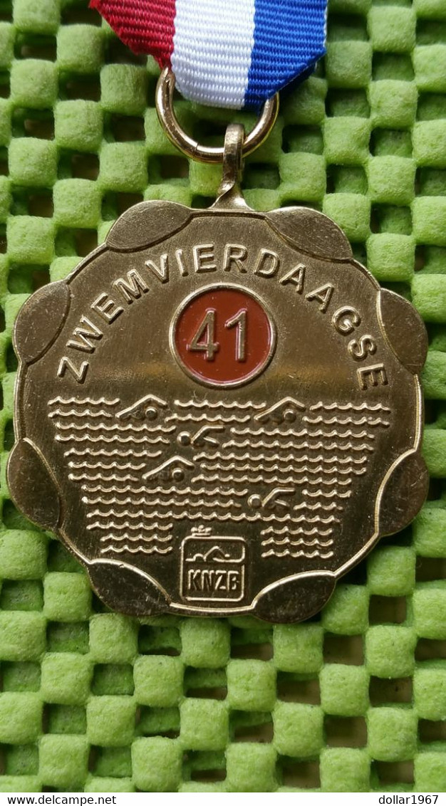 Medaille - Zwemvierdaagse K.N.Z.B. - 41 Maal Gezwommen. -  Used - 2 Scans / Foto's  For Condition.(Originalscan !!) - Natation