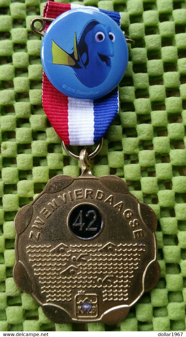 Medaille - Zwemvierdaagse K.N.Z.B. - 42 Maal Gezwommen. -  Used - 2 Scans / Foto's  For Condition.(Originalscan !!) - Zwemmen