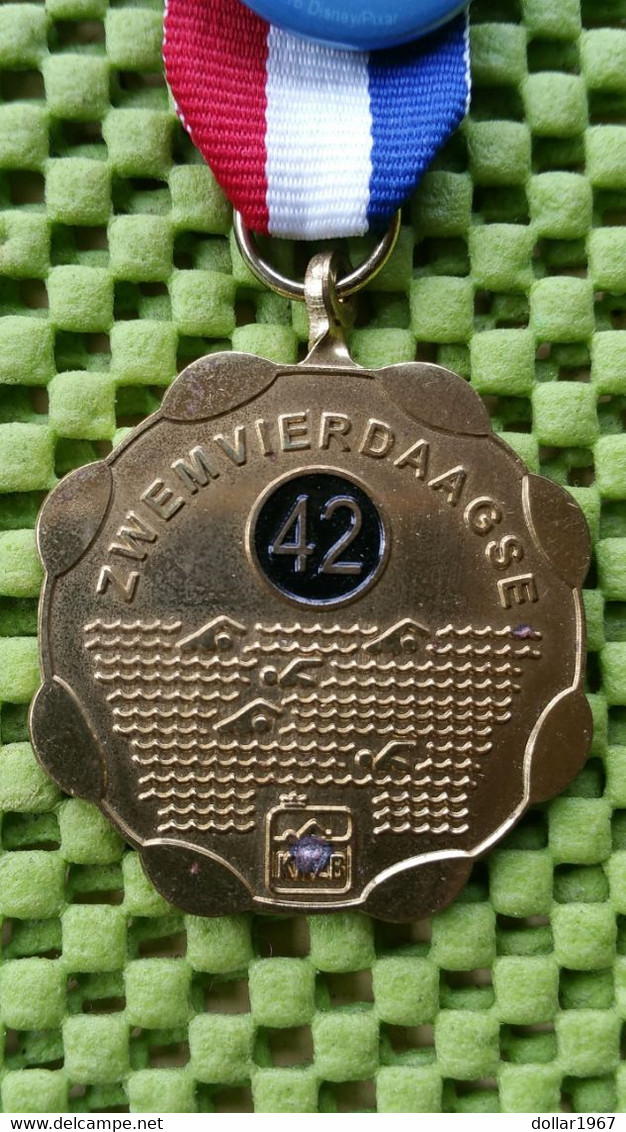 Medaille - Zwemvierdaagse K.N.Z.B. - 42 Maal Gezwommen. -  Used - 2 Scans / Foto's  For Condition.(Originalscan !!) - Natation