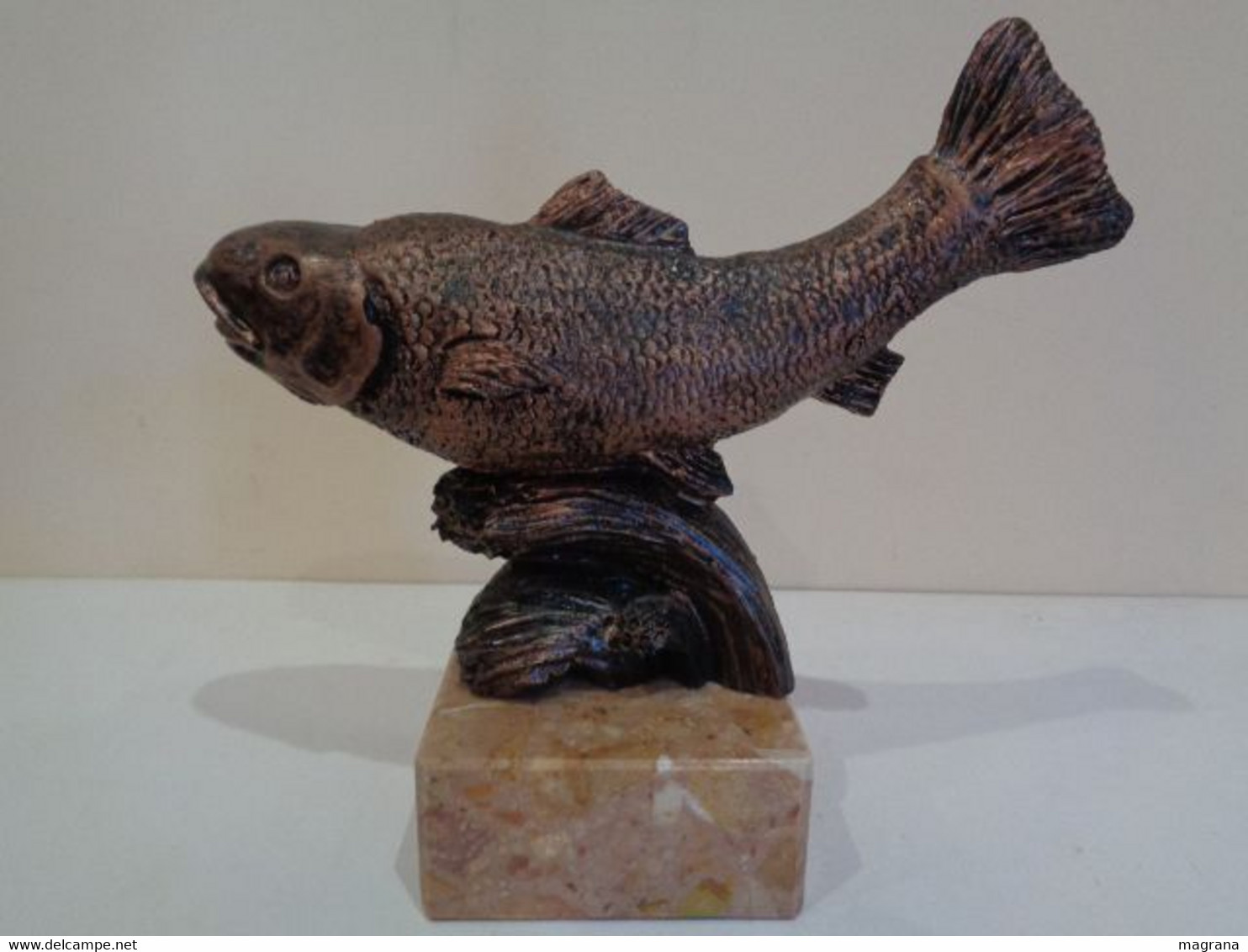 Trofeo De Pesca. Pez De Resina Con Base De Mármol. 20,5 X 8,5 X 19 Centímetros. - Altri & Non Classificati