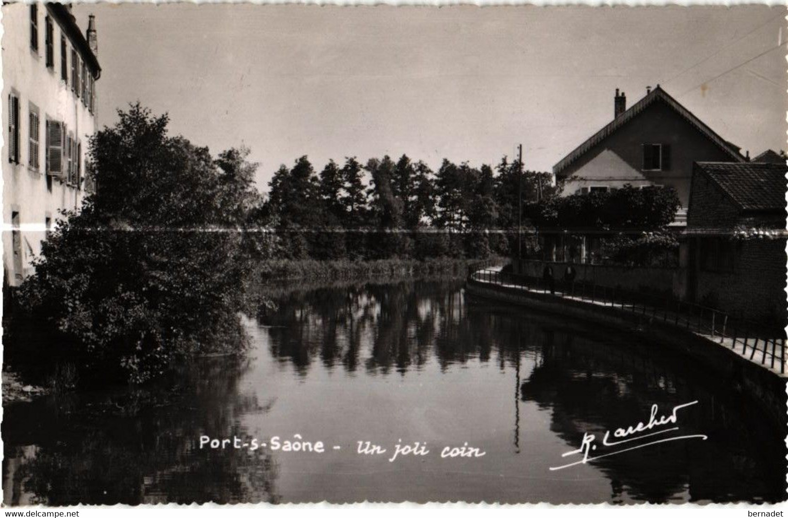 70 . PORT SUR SAONE .. UN JOLI COIN . CARTE PHOTO  R. LARCHER    ( Trait Blanc Pas Sur L'original ) - Port-sur-Saône