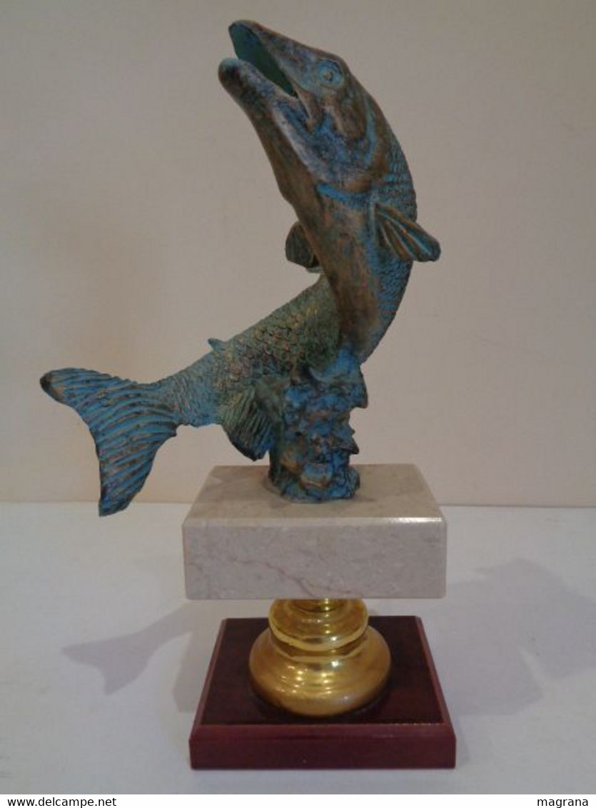 Trofeo De Pesca. Pez (Trucha) Saltando Fuera Del Agua. De Resina Color Bronce Y Con Base De Mármol Y De Madera. - Sonstige & Ohne Zuordnung