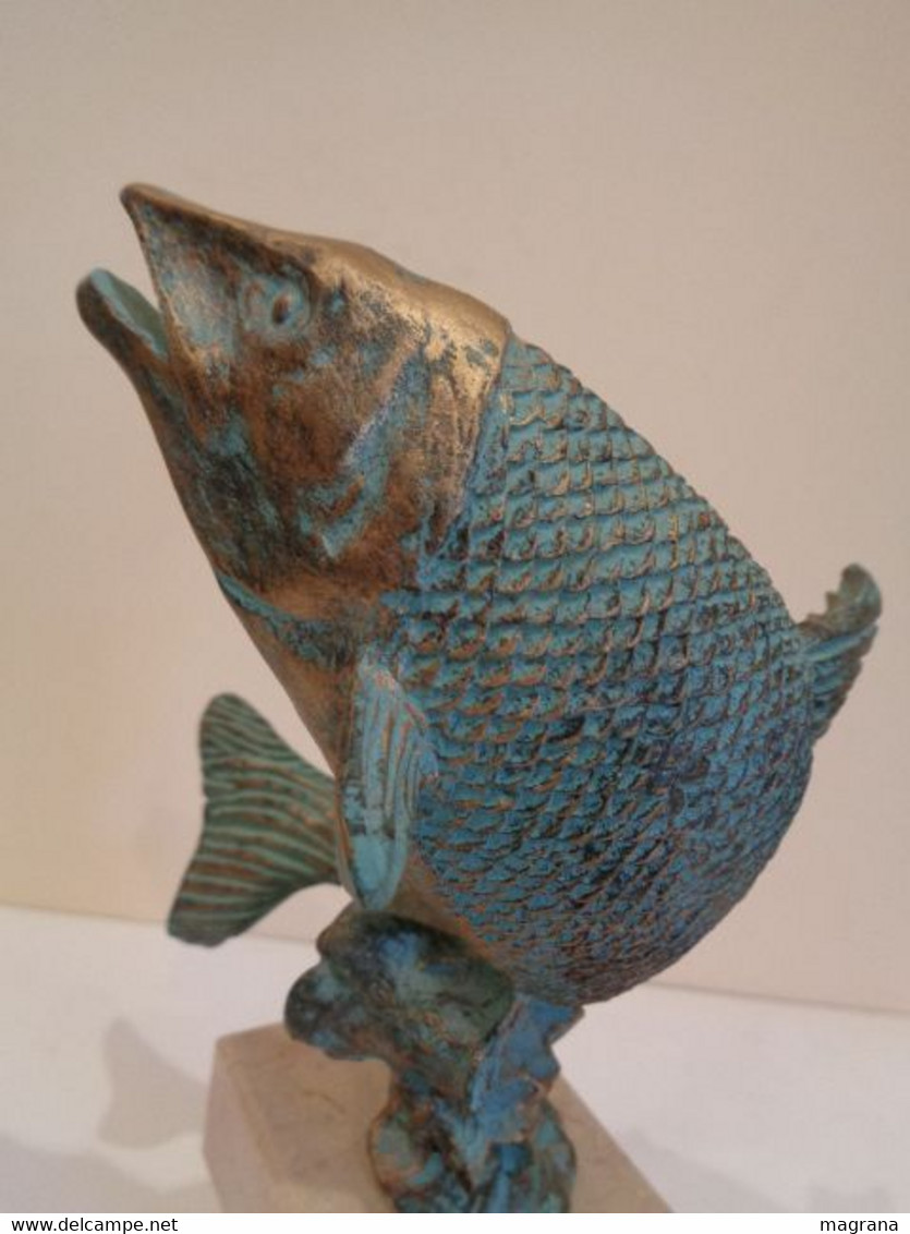 Trofeo de pesca. Pez (Trucha) saltando fuera del agua. De resina color bronce y con base de mármol y de madera.