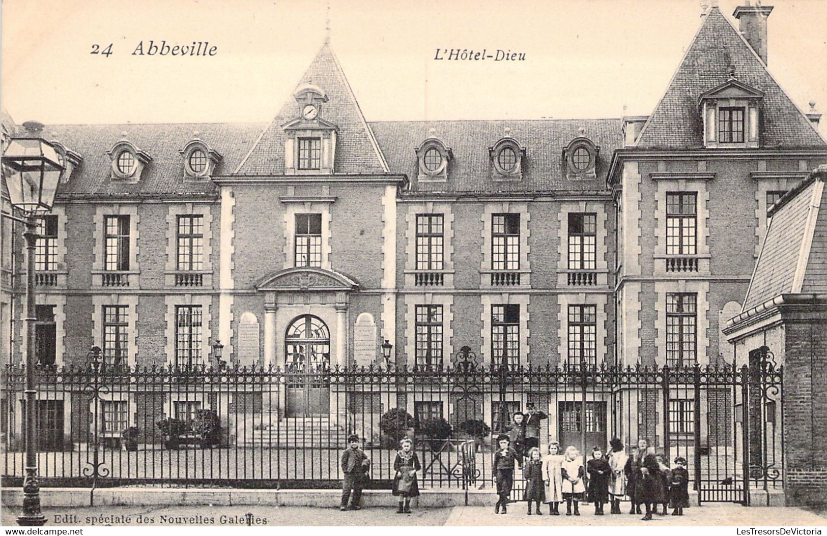 FRANCE - 80 - ABBEVILLE - L'Hôtel Dieu - Enfants Devant La Grille - Carte Poste Ancienne - Abbeville