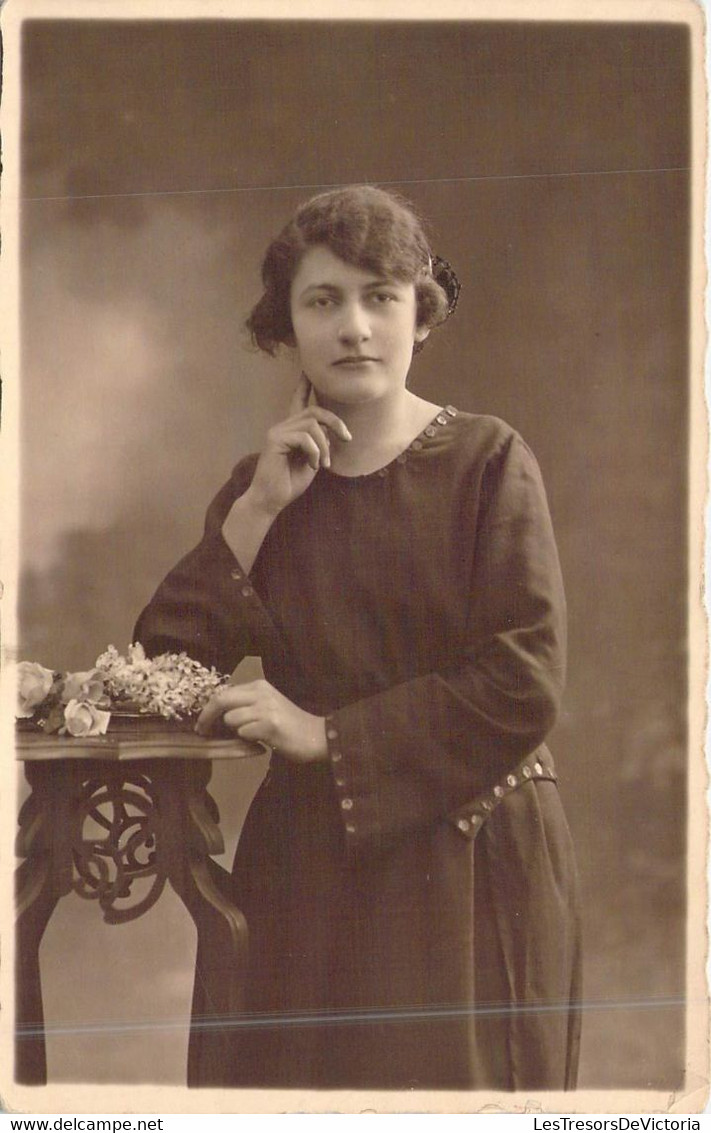 PHOTOGRAPHIE - FEMME - DEBOUT - ROBE NOIRE - FLEURS - GUERIDON -  CARTE POSTALE ANCIENNE - Photographie