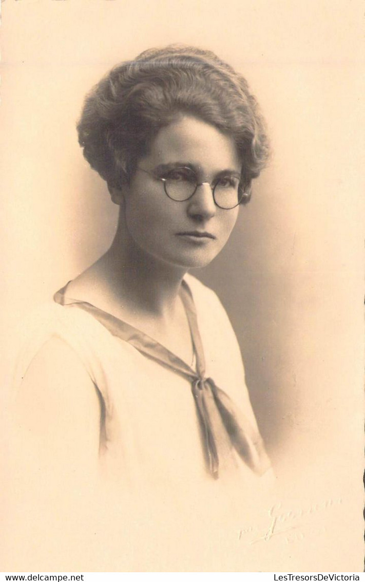 PHOTOGRAPHIE - FEMME BRUNE - HAUT BLANC - LUNETTES - CARTE POSTALE ANCIENNE - Photographie