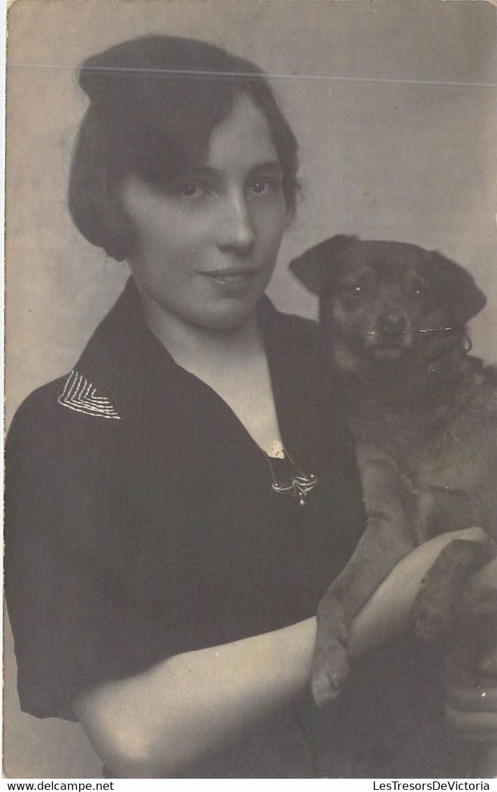 PHOTOGRAPHIE - FEMME BRUNE - HAUT NOIR - PETIT CHIEN DANS SES BRAS - CARTE POSTALE ANCIENNE - Photographie