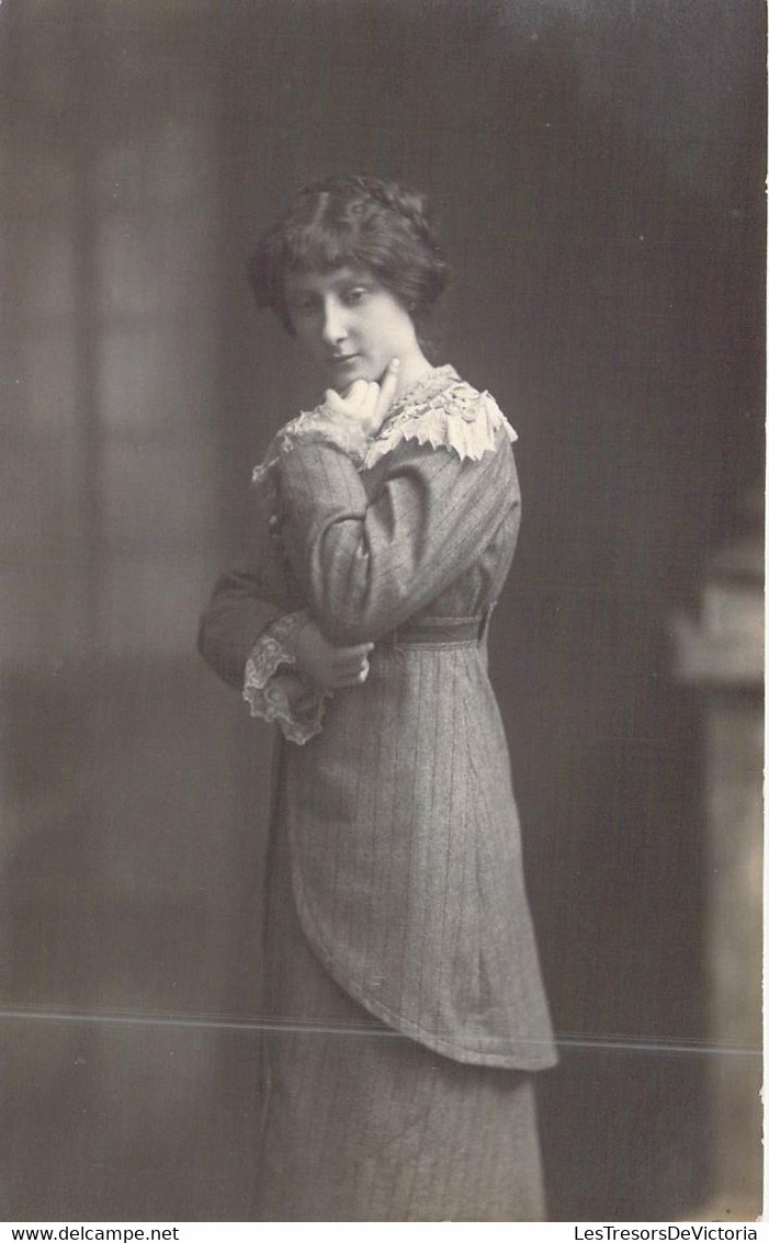 PHOTOGRAPHIE - FEMME BRUNE - CHEVEUX ATTACHES - VESTE AVEC DENTELLES - CARTE POSTALE ANCIENNE - Photographie