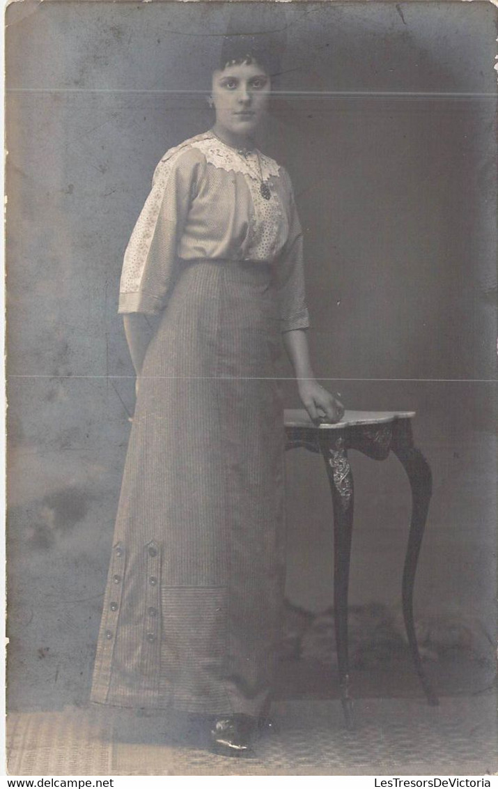 PHOTOGRAPHIE -FEMME - CHEMISIER AVEC DENTELLES - LONGUE JUPE - GUERIDON - CHAINE ET MEDAILLON - CARTE POSTALE ANCIENNE - Photographie