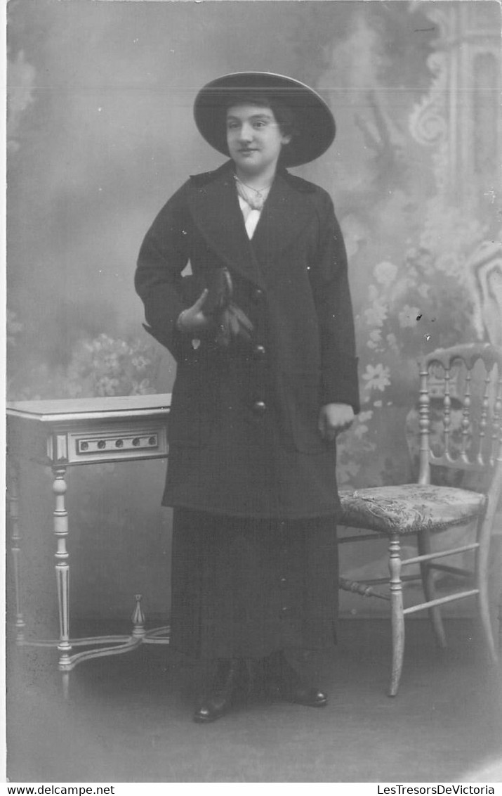 PHOTOGRAPHIE -FEMME - DEBOUT - TABLE - MANTEAU NOIR - JUPE NOIRE - CHAPEAU - GANTS NOIR - CARTE POSTALE ANCIENNE - Photographie