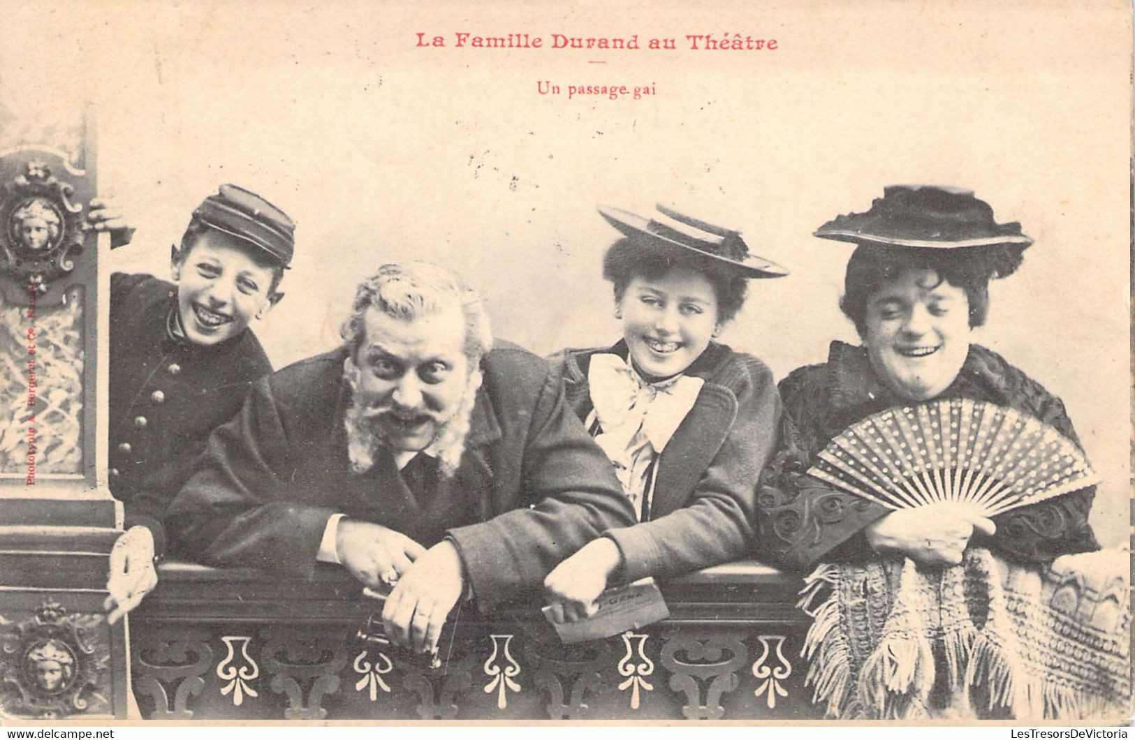 SPECTACLE - Théâtre - LA FAMILLE DURAND AU THEATRE - Un Passage Gai - éventail - Carte Postale Ancienne - Teatro