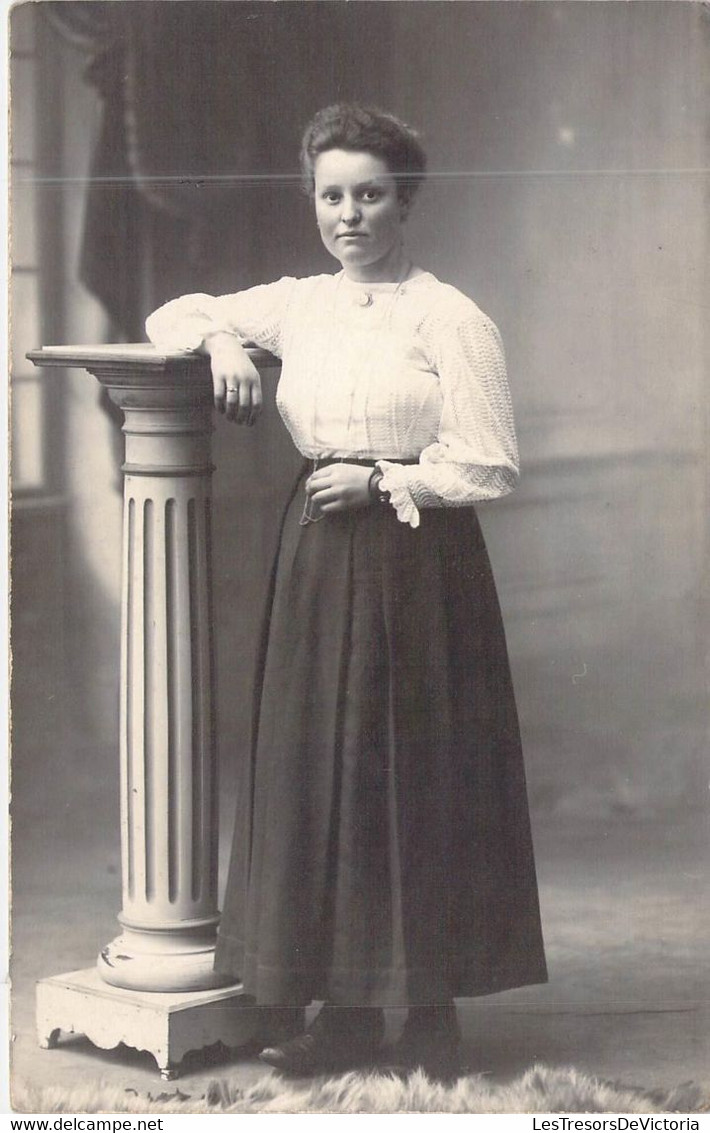 PHOTOGRAPHIE - FEMME - DEBOUT - LONGUE JUPE NOIRE - CHEMISIER BLANC - CHAINE ET MEDAILLON - CARTE POSTALE ANCIENNE - Photographie