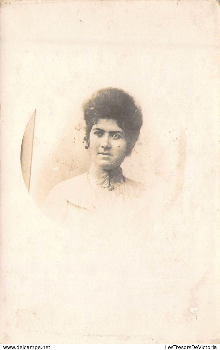 PHOTOGRAPHIE - FEMME BRUNE - CHEMISIER BLANC - CARTE POSTALE ANCIENNE - Photographie