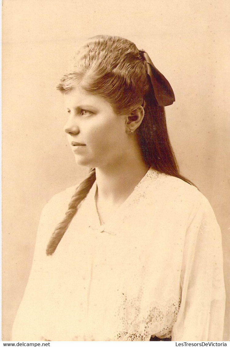 PHOTOGRAPHIE - JEUNE FEMME BRUNE - CHEMISIER BLANC - LONG CHEVEUX - CARTE POSTALE ANCIENNE - Photographie