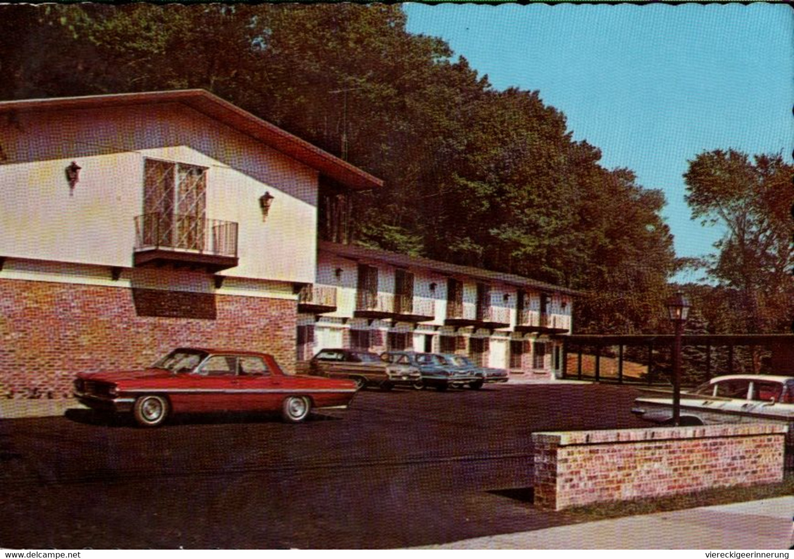 ! Modern Postcard Carriage Inn Motel, Manistee, 1970, Autos, Cars - Passenger Cars