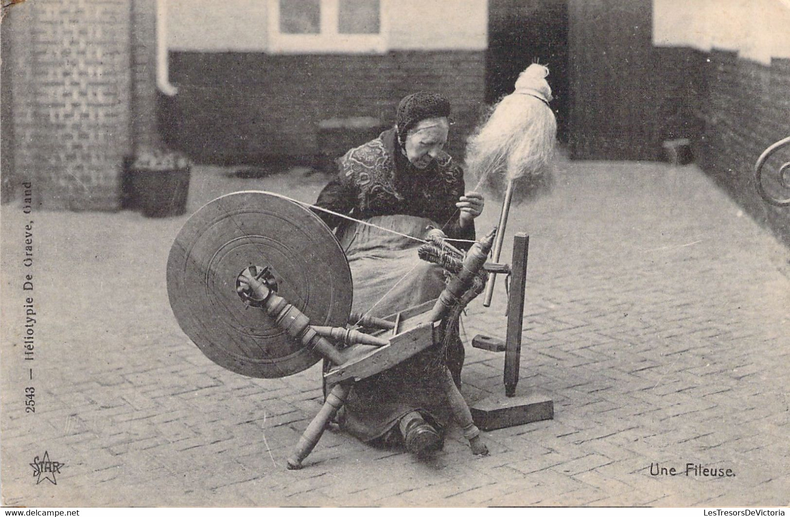 FOLKLORE - Vieux Métier - Une FILEUSE - Vieille Femme - Héliotopie De Graeve Gand - Carte Postale Ancienne - Andere & Zonder Classificatie