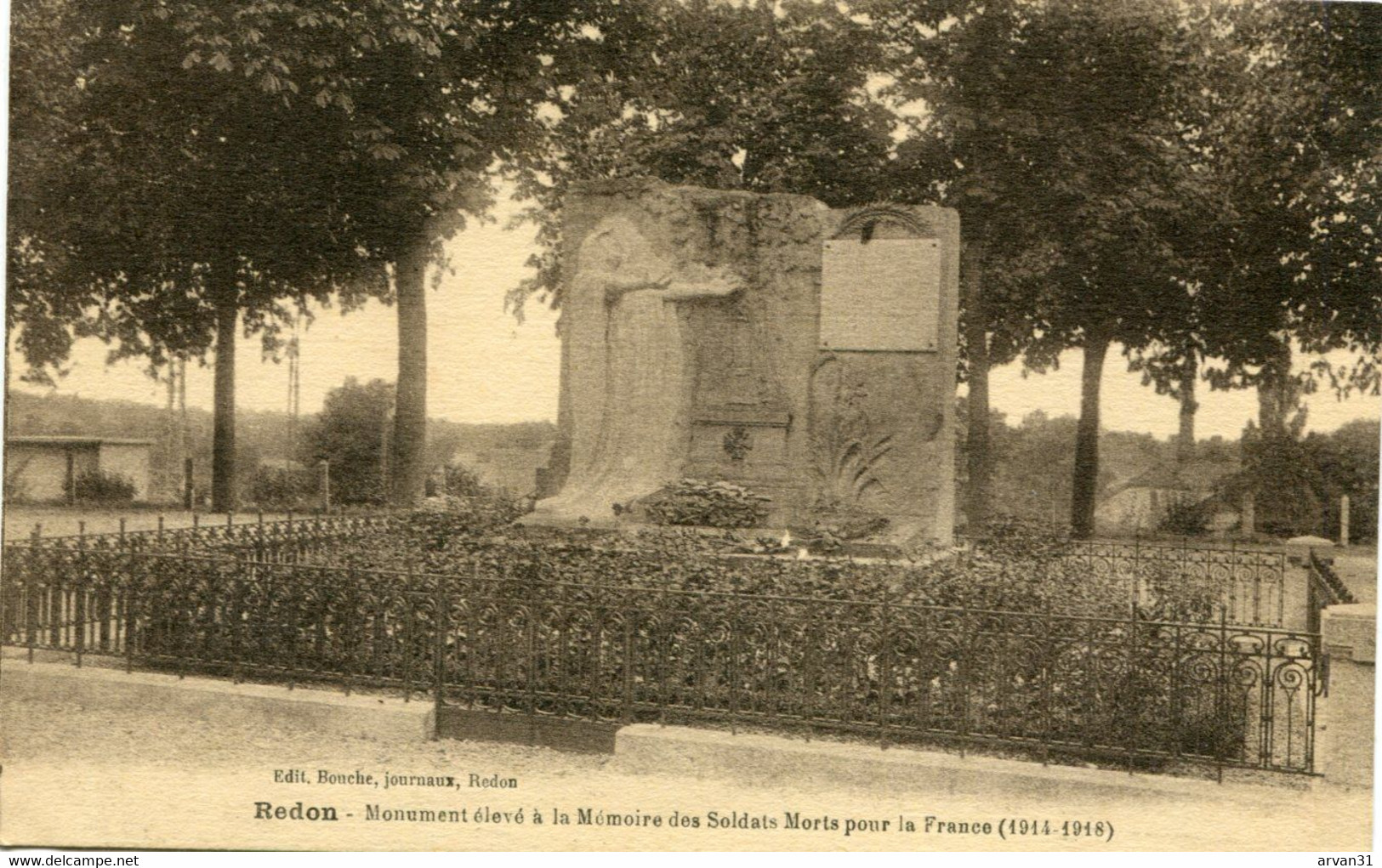 REDON  (35)  - MONUMENT ELEVE à La MEMOIRE Des SOLDATS MORTS Pour La FRANCE - CLICHE RARE - - Monumentos A Los Caídos