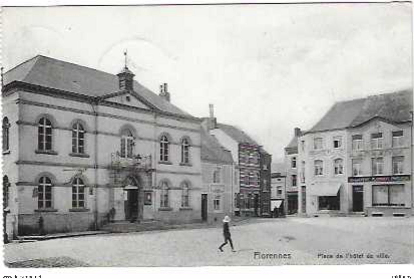 FLORENNES/PLACE DE L HOTEL DE VILLE/PETITE ANIMATION/DELHAIZE FRERES/CAFE S LAURENT - Florennes