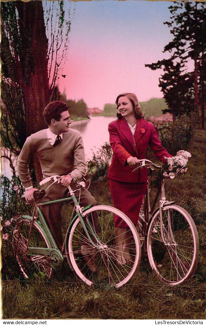 FANTAISIE - COUPLE - Femme Et Homme Sur Leur Vélo - Echange De Regards - Carte Postale Ancienne - Sonstige & Ohne Zuordnung