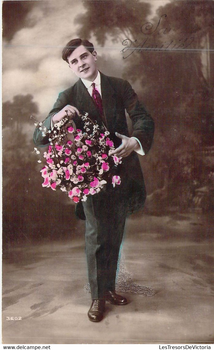 FANTAISIE - HOMMES - PANIER DE FLEURS - COSTUME - CRAVATE ROUGE -  CARTE POSTALE ANCIENNE - Uomini