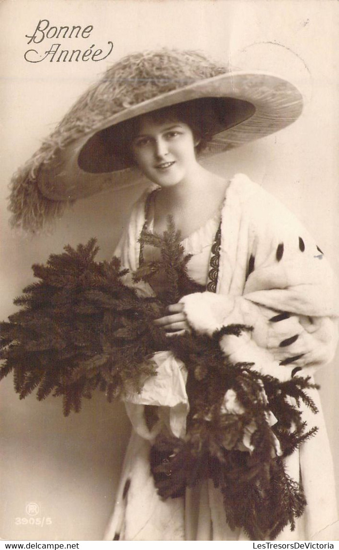 FANTAISIE - FEMMES - GRAND CHAPEAU - LONG MANTEAU - BRANCHES DE SAPINS - CARTE POSTALE ANCIENNE - Frauen