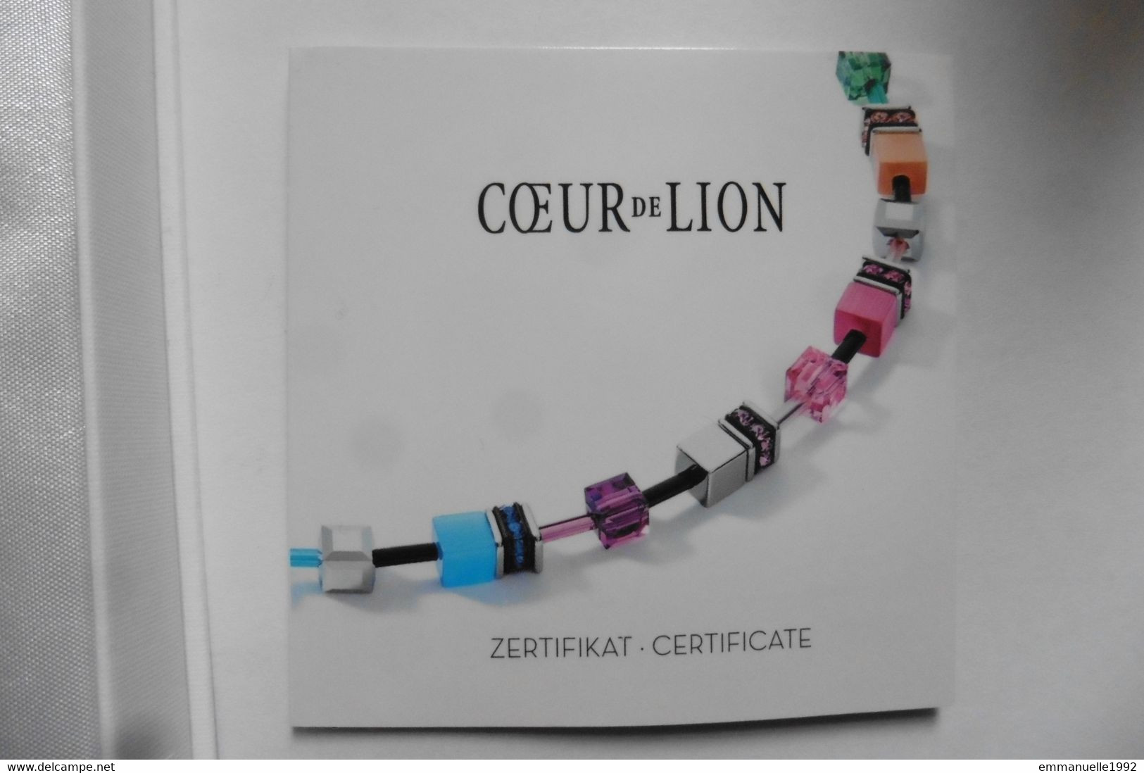 Neuf - Collier créateur Coeur de Lion Geocube Monochrome bleu acier plaqué or rose cristaux Swarovski bleu