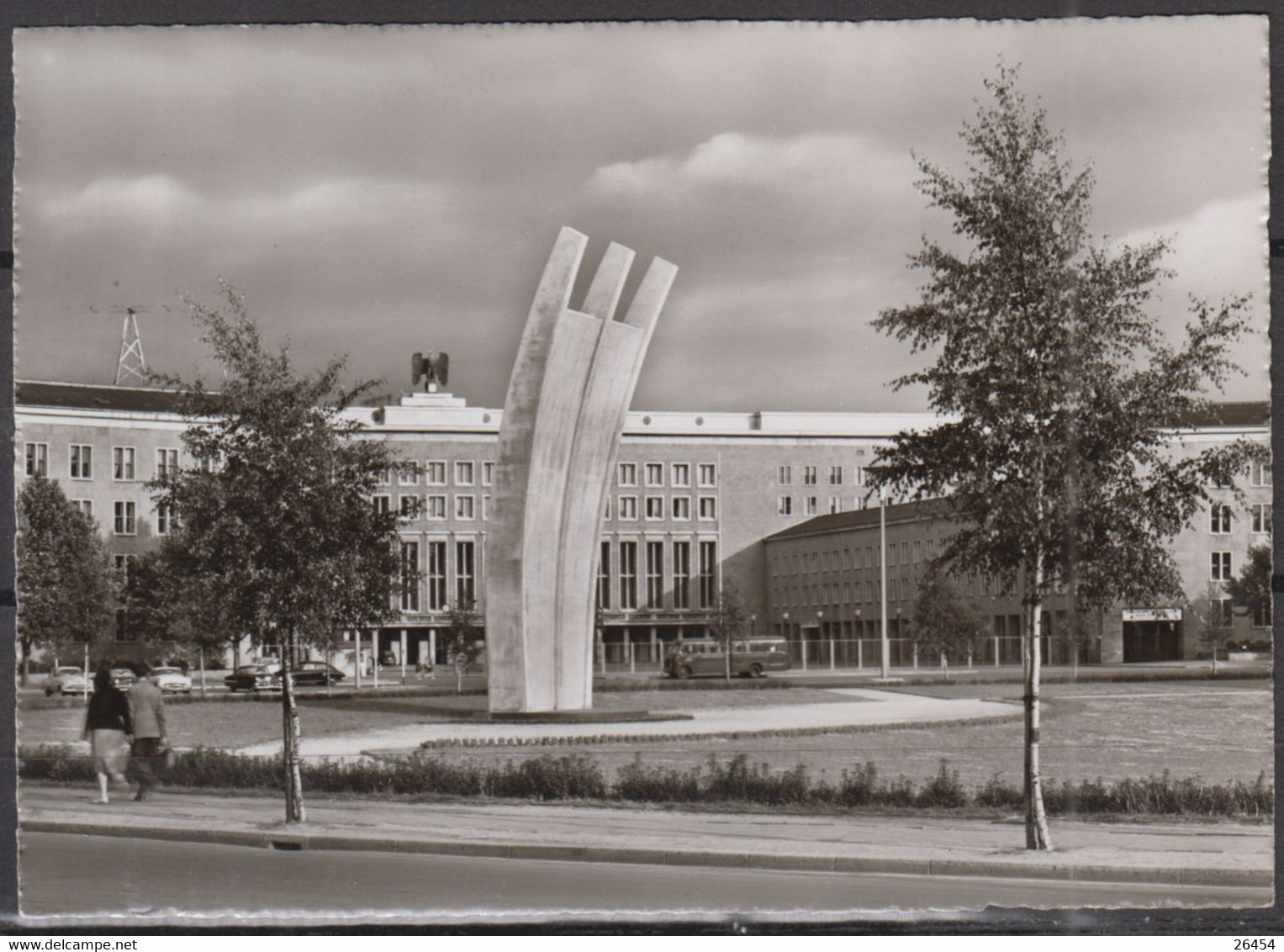 Allemagne  CPSM  De  BERLIN  " Tempelhof. Luftbrucken-Denkmal "     Non écrite  Avec Autobus - Tempelhof