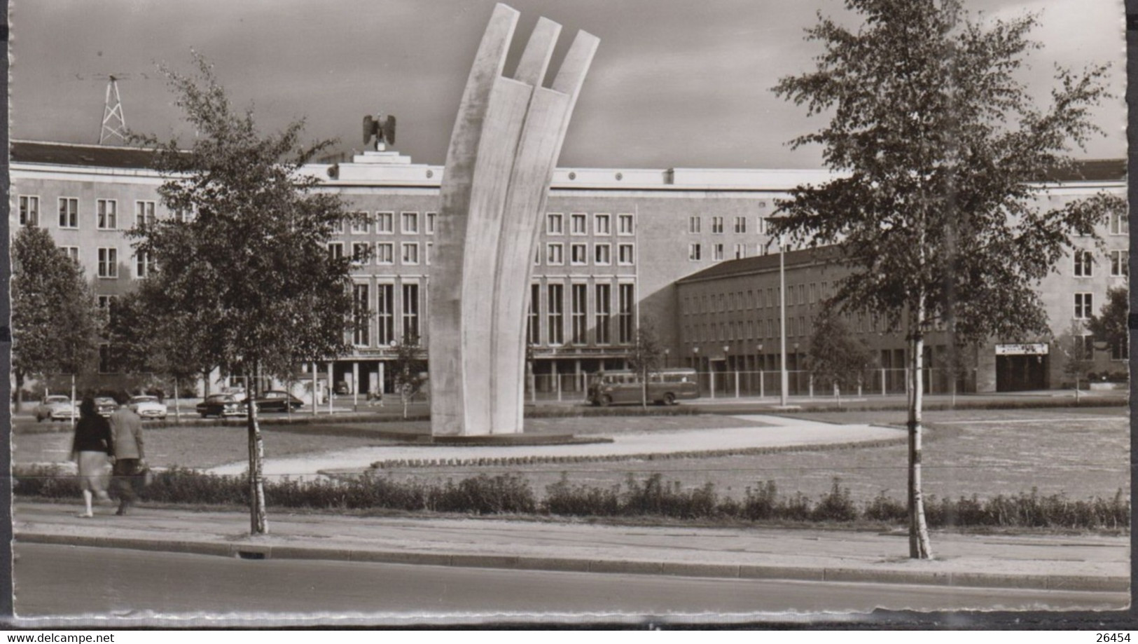 Allemagne  CPSM  De  BERLIN  " Tempelhof. Luftbrucken-Denkmal "     Non écrite  Avec Autobus - Tempelhof