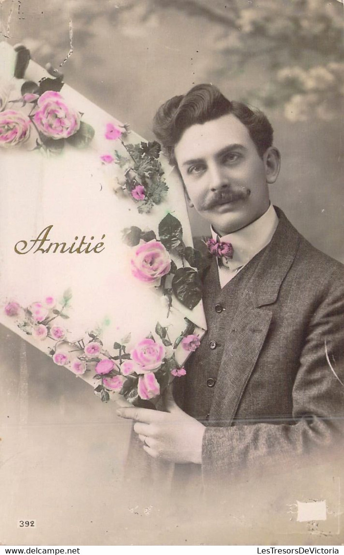 FANTAISIE - Homme Moustachu Avec Un Bouquet De Fleurs Porte Son Amitié - Carte Postale Ancienne - Men