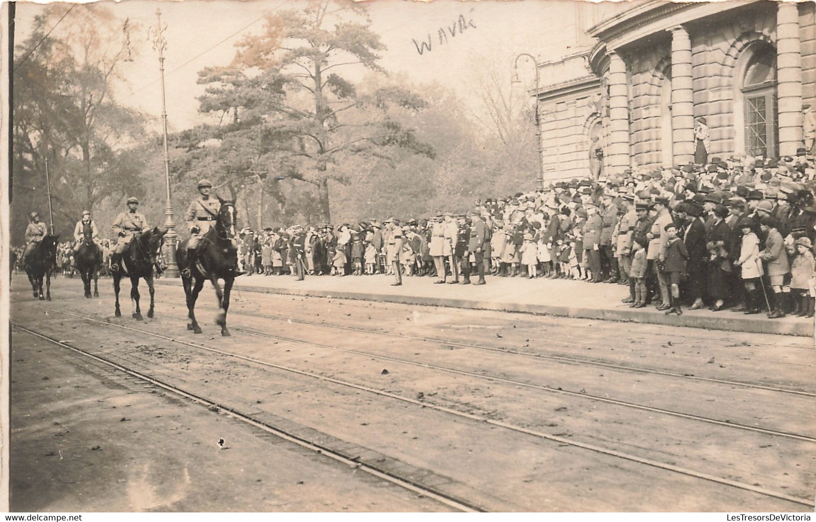 Belgique - Wavre - Carte Photo - Défilé Soldat - Animé - Bords Dentelés - Carte Postale Ancienne - Demonstrations