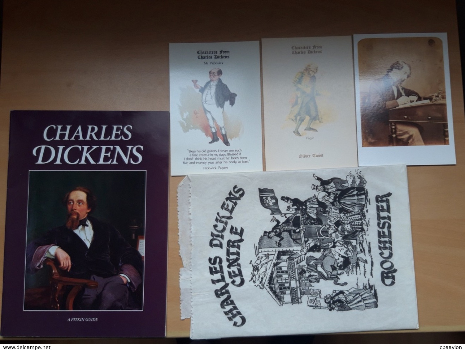 LIVRE SUR CHARLES DICKENS, ACCOMPAGNE DE 3 CARTES POSTALES ET D'UNE ENVELOPPE ANIMEE - Literatura