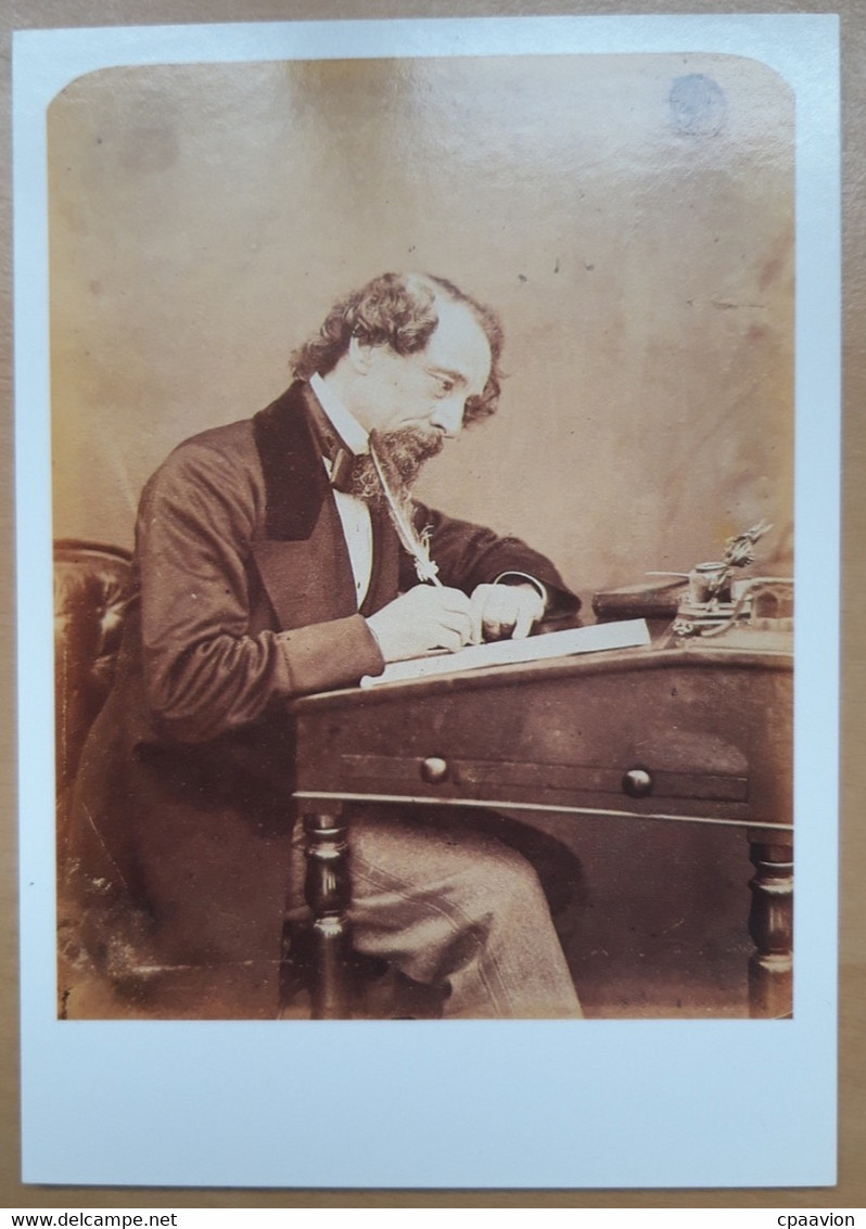 LIVRE SUR CHARLES DICKENS, ACCOMPAGNE DE 3 CARTES POSTALES ET D'UNE ENVELOPPE ANIMEE - Letteratura