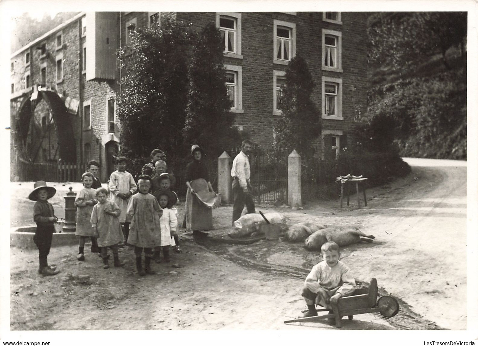 Photographie - Auguste Jacuemart Et Son épouse Céline Defourny - Vers 1905 En Face Du Moulin Marie Pirlot - Dim14,5/10,5 - Ohne Zuordnung