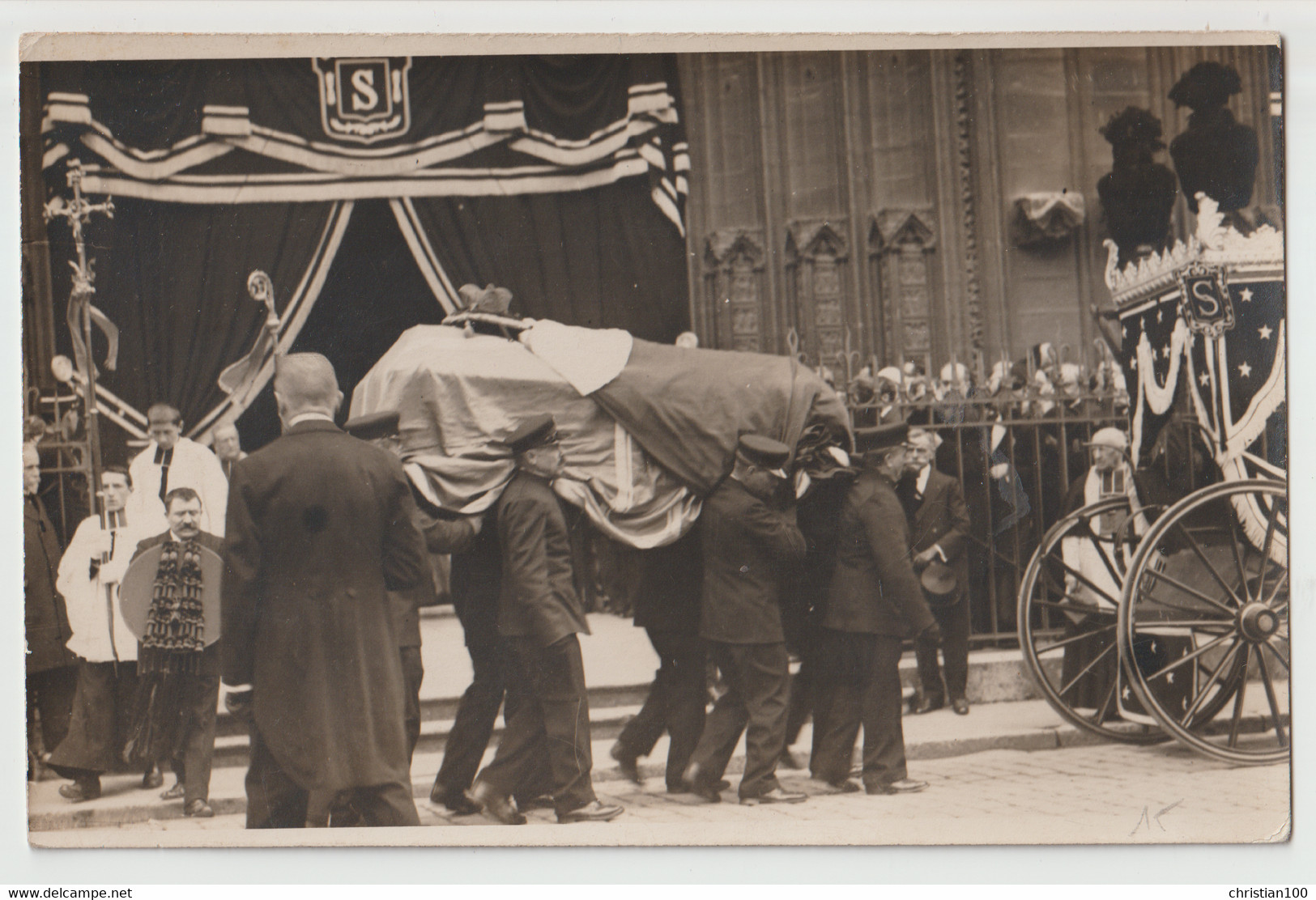 CARTE PHOTO : OBSEQUES - FUNERAILLES DU CARDINAL SEVIN A LYON EN 1916 - TENTURE DE DEUIL AVEC UN " S " COMME SEVIN - R/V - Beerdigungen