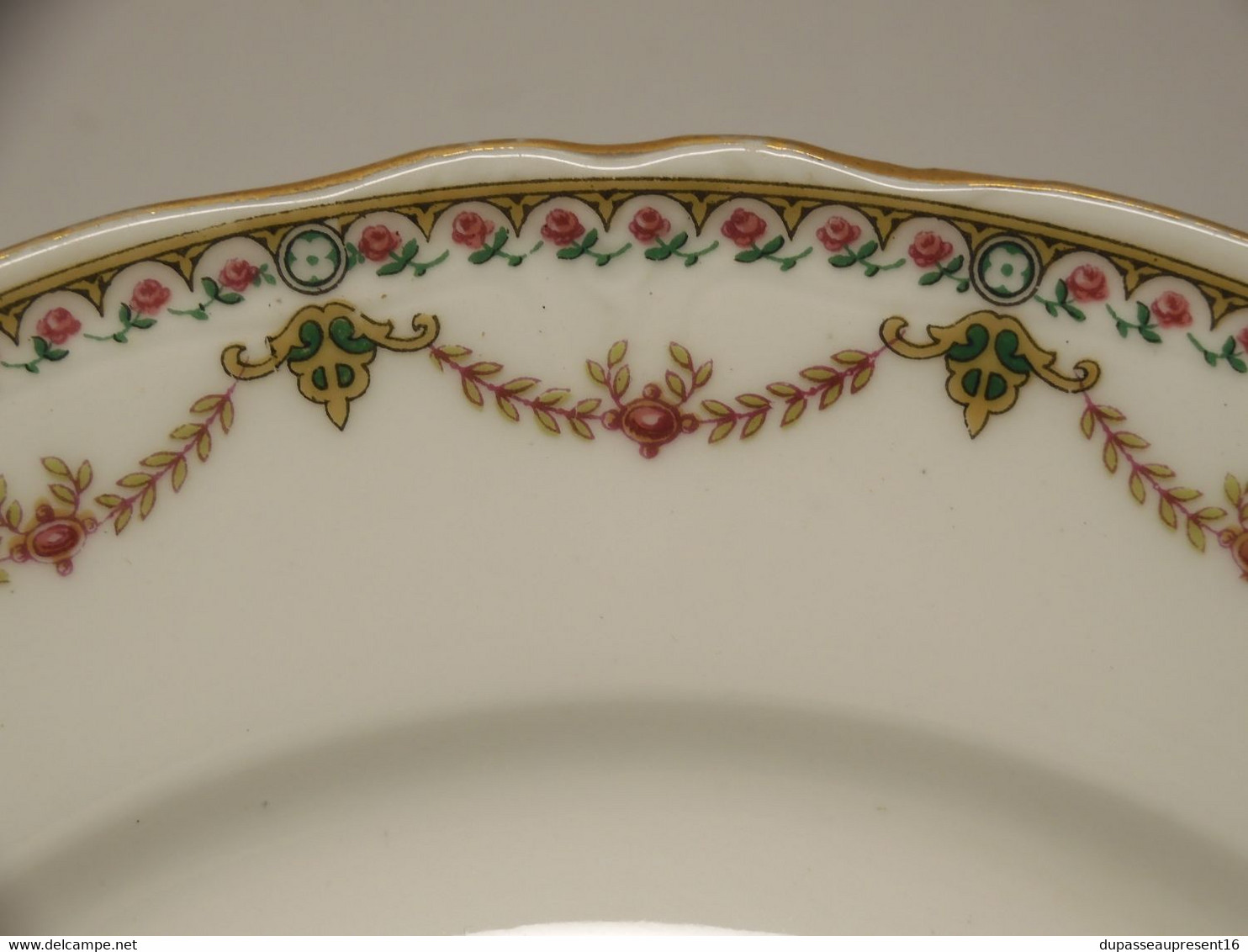 *JOLI ANCIEN PLAT Sur PIED COMPOTIER PORCELAINE LIMOGES Bord Guirlande ROSES   E - Limoges (FRA)