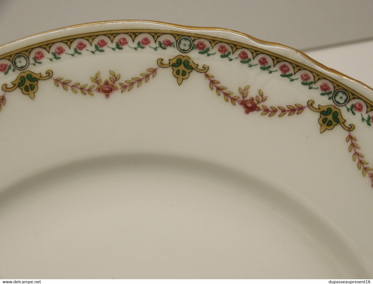 *JOLI ANCIEN PLAT sur PIED COMPOTIER PORCELAINE LIMOGES Bord Guirlande ROSES   E