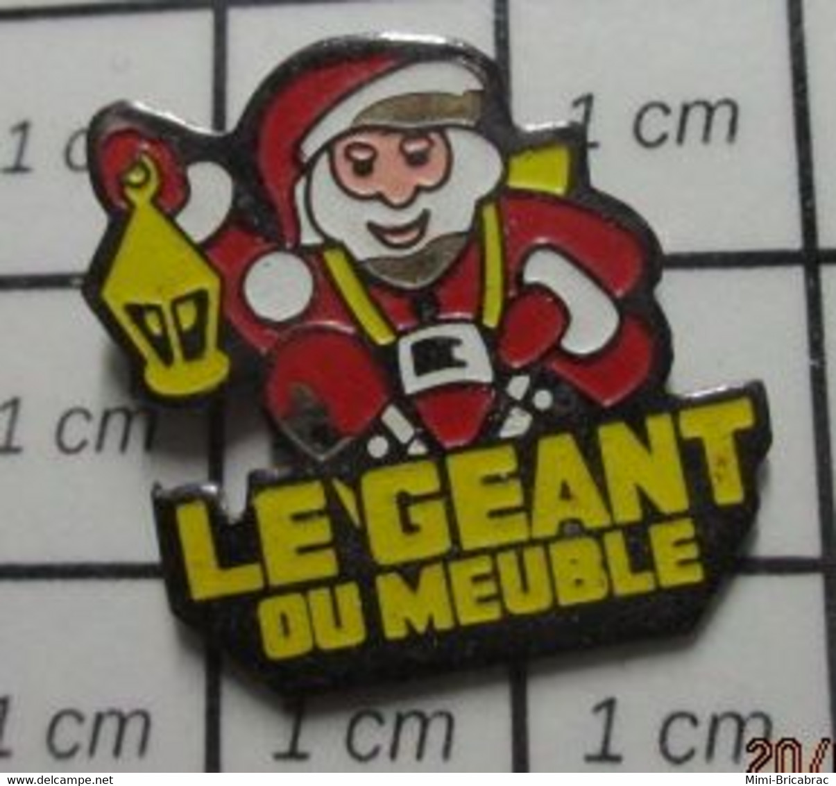 312c Pins Pin's / Rare & Belle Qualité / NOEL / PERE NOEL AVEC LANTERNE LE GEANT DU MEUBLE - Noël