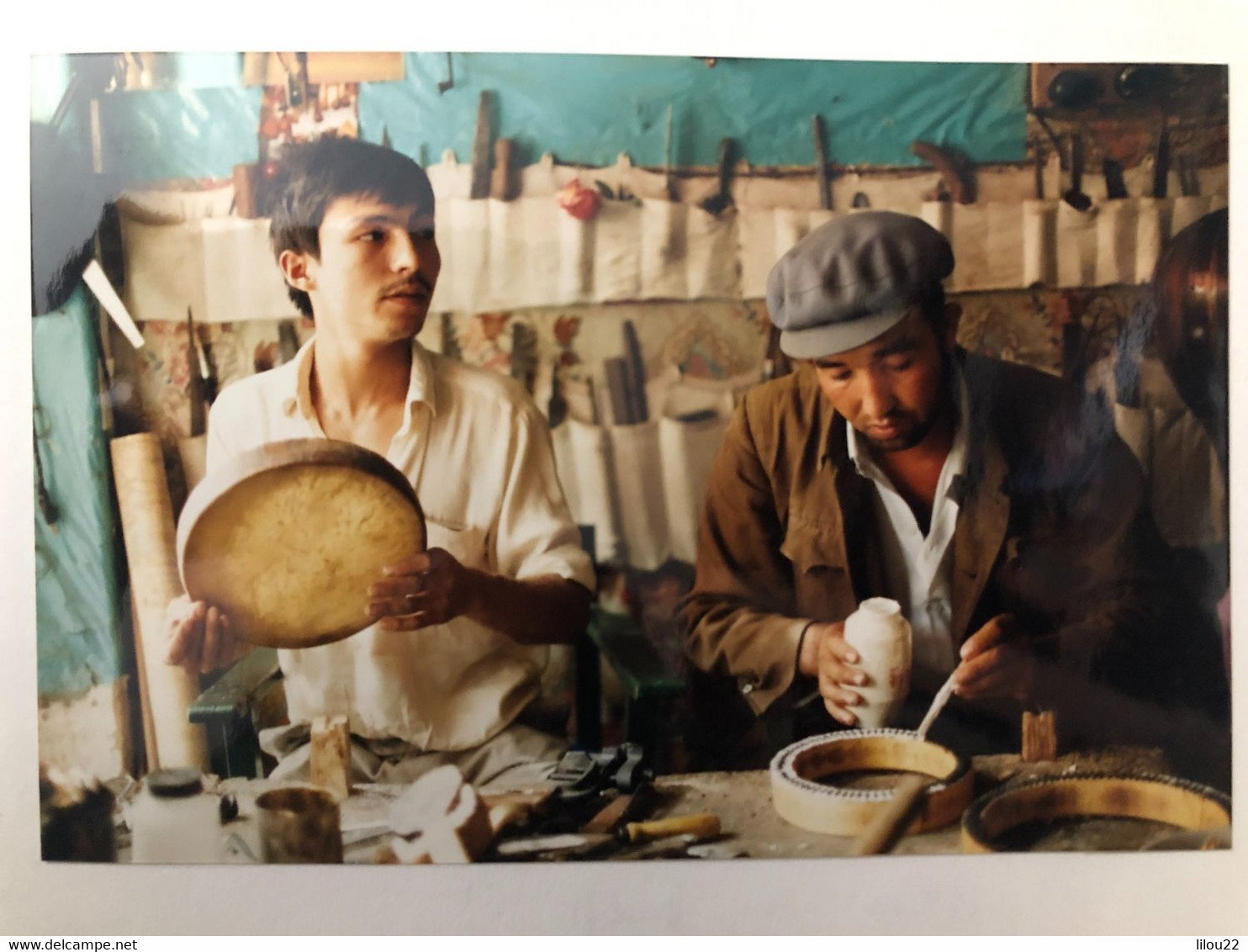 Instrument à cordes traditionnel Uyghur, (Ouïghour) . KASGHAR 1992 . String Snake Skin Uyghur rebab ou rewap