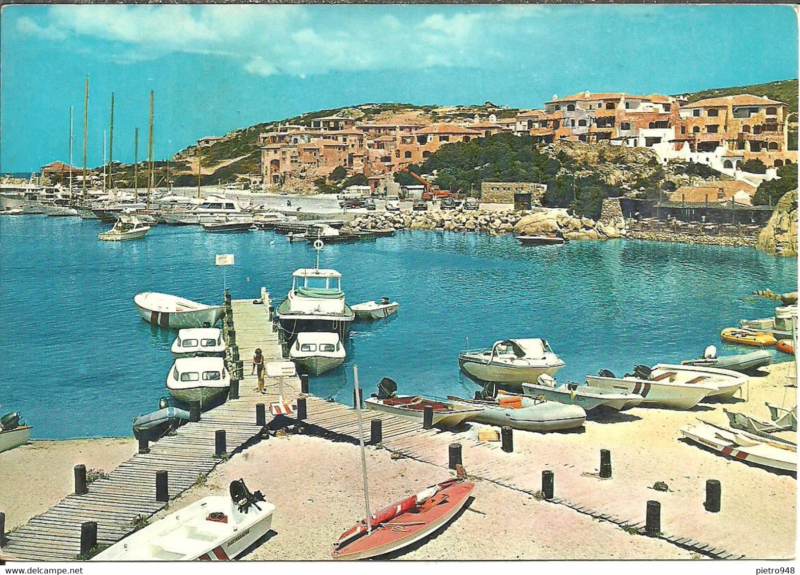 Arzachena, Porto Cervo (Olbia) Pontile Con Barche Attraccate, Hotels Sul Fondo - Olbia